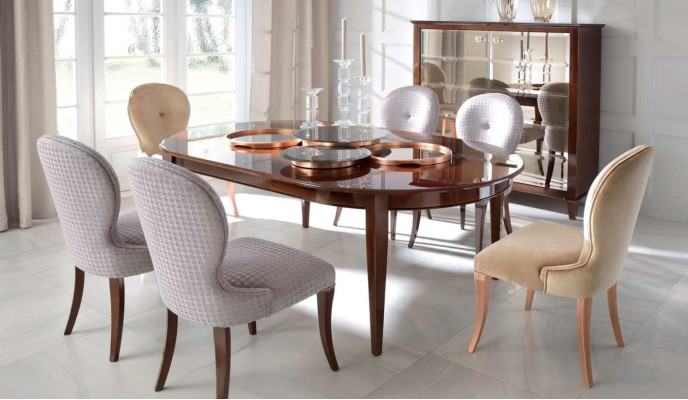 Moderner Esstisch aus Holz mit Stühlen für das Esszimmer