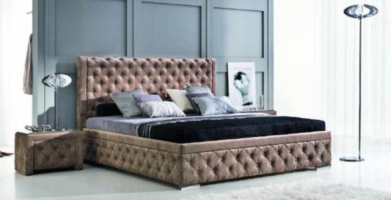 Ein luxuriöses Chesterfield-Bett in einem eleganten zeitgenössischen Stil