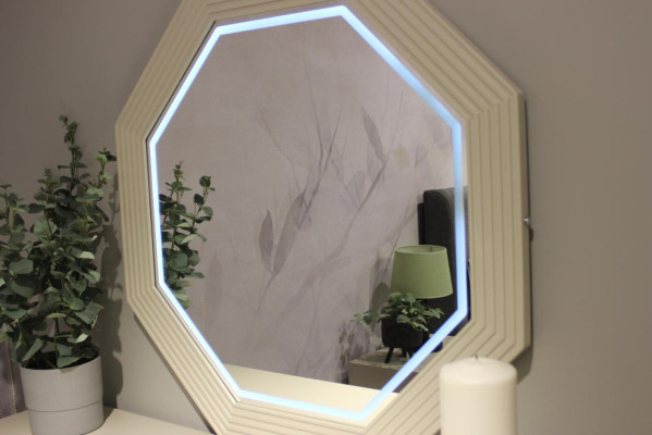 Exklusiver Designer Schminktisch mit Spiegel Funktional und Luxuriös Neu