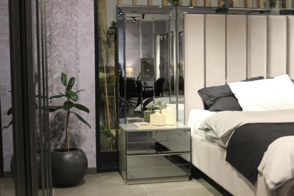 Exklusives Luxuriöses Schlafzimmer-Set: Bett, 2 Nachttische & Bank