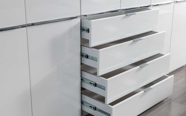 Weiß-Graue Schlafzimmer Möbel Textilbett Nachttisch Kleiderschrank 4tlg