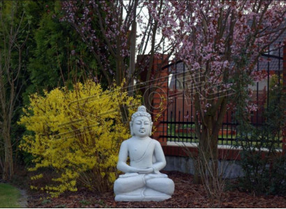 Buddha Skulptur in Steinoptik. Dekorative Große Skulptur für Garten Figur