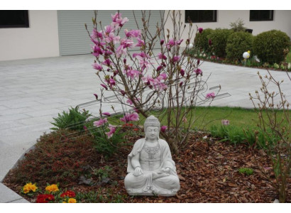 Buddha Skulptur in Steinoptik. Figur Große Skulptur für Garten Dekorative