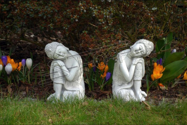 Dekorative Buddha Skulptur in Steinoptik. Große Figur Skulptur für Garten