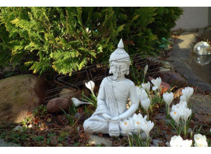 Dekorative Figur Buddha Skulptur in Steinoptik. Große Skulptur für Garten