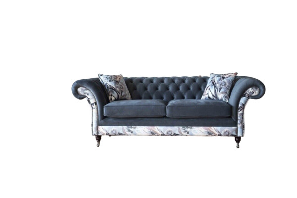 Ein auffälliges Dreisitzer-Sofa im Chesterfield-Design mit zarter grauer Blumendekoration