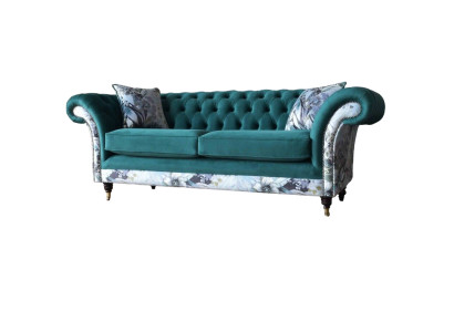 Ein lebhaftes Dreisitzer-Sofa aus Chesterfield in einer zarten Smaragdfarbe mit Blumenmuster