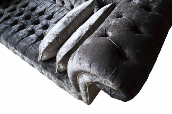 Ein luxuriöses, klassisches Sofa im Chesterfield-Stil in einem satten Silberton