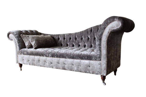 Ein luxuriöses, klassisches Sofa im Chesterfield-Stil in einem satten Silberton
