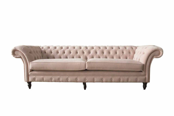 Ein luxuriöses, rosafarbenes Viersitzer-Sofa im Chesterfield-Design, inklusive Sitzkissen 