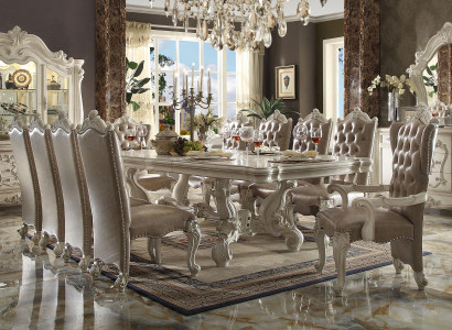 Klassische Esszimmergarnitur in Altweiß Großer Esstisch mit Chesterfield Stühlen