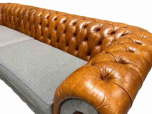 Klassische 4-Sitzer Chesterfield Couch in Braun - Hochwertiges Textil und Edles Lederdesign