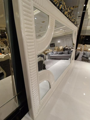 Hochwertiger Eleganter Kommode mit Spiegel stilvollem Erscheinungsbild