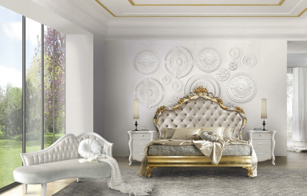 Wunderschönes Bett im klassischen Stil mit geschnitztem Kopfteil