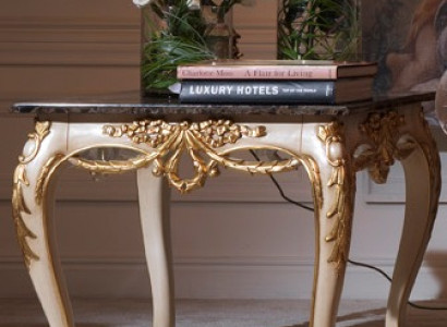 Luxuriöser quadratischer Beistelltisch mit geschnitzten Beinen