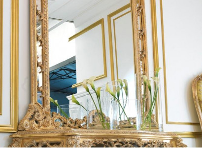 Luxuriöser geschnitzter Konsolentisch und Spiegel in eleganter Umrahmung
