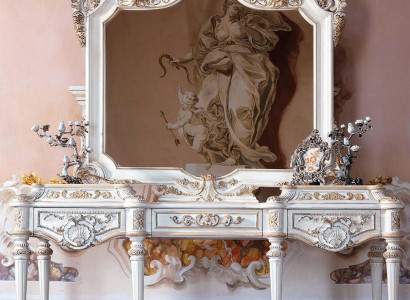 Luxuriöser weißer Konsolentisch und Spiegel mit geschnitztem Rahmen	