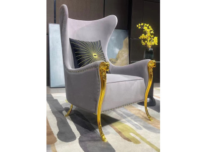 Luxuriöser Sessel mit dekorativen Elementen und vergoldeten Beinen