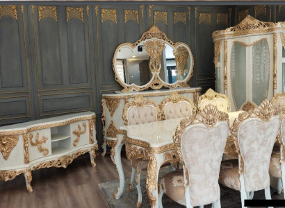 Königliches Esszimmermöbel-Set mit vergoldeten Schnitzereien