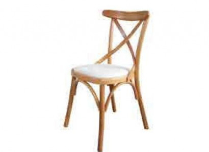 Ein Holzstuhl mit einem weichen Sitz und einem runden Rücken für Ihr Esszimmer