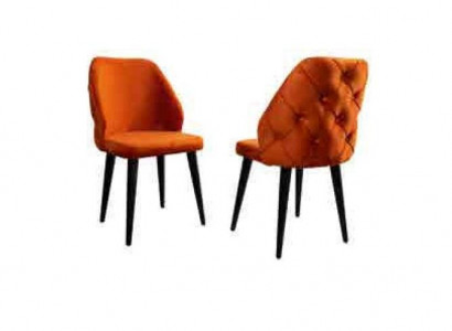 Gepolsterter Holzstuhl orange Chesterfield auf schwarzen Beinen das Esszimmer