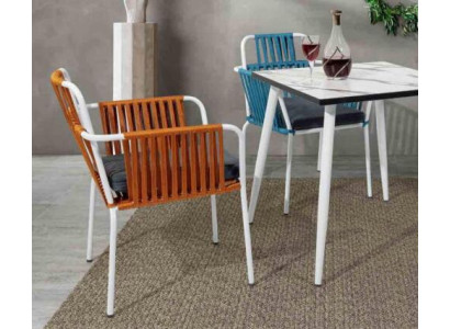 Originalstühle hell orange Farbe auf weißen Beinen Edelstahleinemweichen Kissen