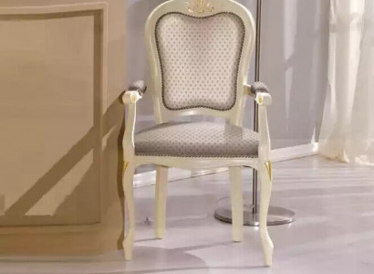 Luxussessel mit weißer Polsterung und Armlehnen für das Wohnzimmer