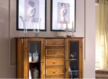 Exklusive braune Holzvitrine mit Schubladen im klassischen Möbelstil