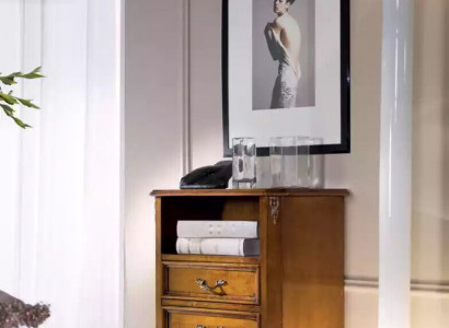 Klassische Kommode Holzmöbel Braun Wohnzimmer 3 Schubladen Design Lampe