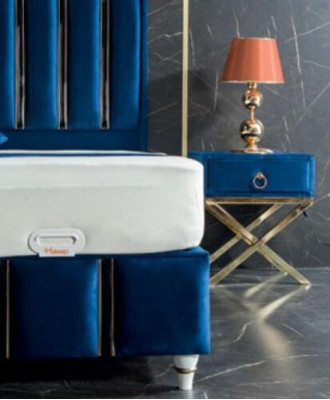 Saphirblaues Designer-Bett mit Nachttischen auf vergoldeten Stahlbeinen