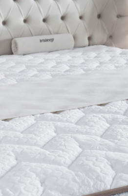 Schlafzimmer Set Weiß Boxspring Bett Chesterfield Elegantes 2x Nachttische 3tlg.