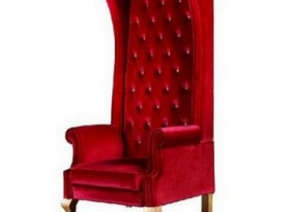 Der Voltaire-Stuhl ist ein atemberaubendes Beispiel für klassischen englischen Stil in einem satten Rotton.