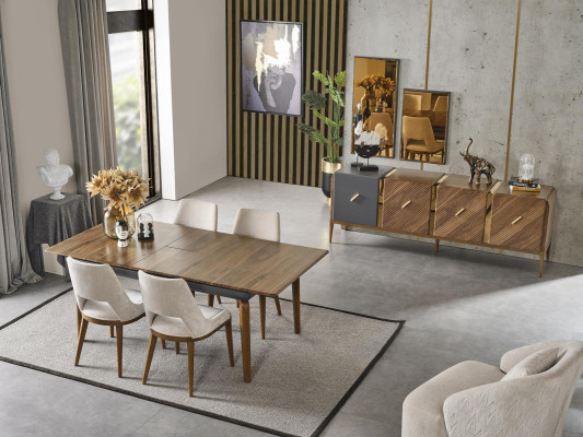 Ein lakonischer, moderner Stuhl mit hohen Beinen aus Holz und Polsterung in einer angenehmen, hellen cremefarbenen Farbe für das Esszimmer