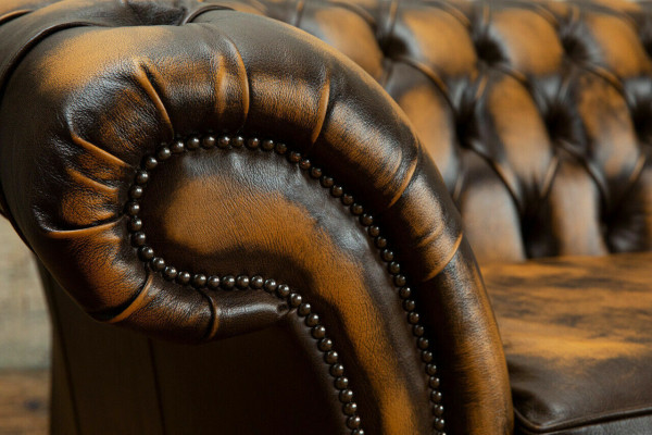 Edler Chesterfield Brauner Dreisitzer Luxus Polster Couchen Designer Sofas