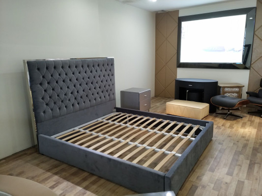 Großes stilvolles Chesterfield graues Doppelbett Textil Betten Luxus Design