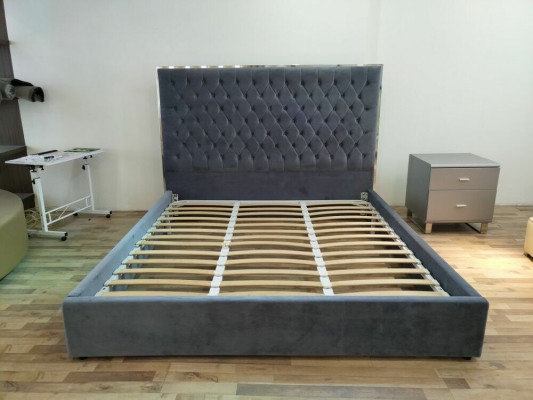 Großes stilvolles Chesterfield graues Doppelbett Textil Betten Luxus Design