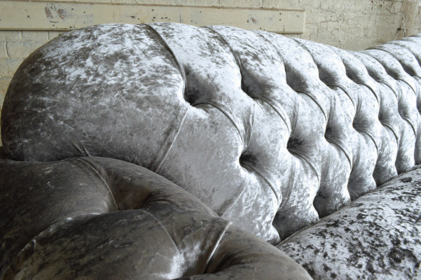 Klassische Chesterfield Couch 4 Sitzer Sofa Couchen Samt Leder Design Grau 240cm