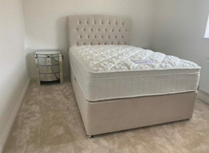 Großes beiges Chesterfield Doppelbett Luxus Moderne Betten