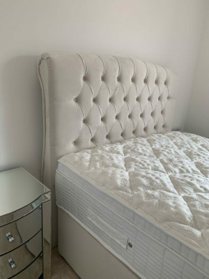 Großes beiges Chesterfield Doppelbett Luxus Moderne Betten