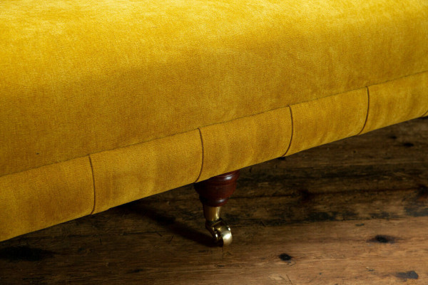 Klassische Chesterfield Sofa 4 Sitzer Sofas Couchen Leder Gelb Design Polster