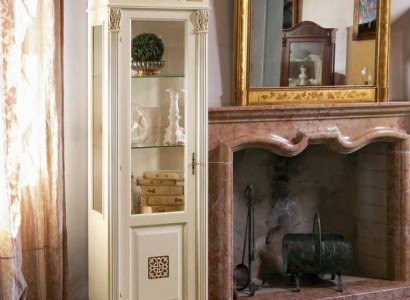 Eleganter Barock-Glasvitrinenschrank mit filigranen Verzierungen