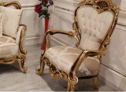 Ein luxuriöser klassischer Ohrensessel in Weiß Baroque von Chesterfield