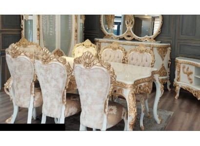 Klassischer Stuhl-Set mit reich verzierten vergoldeten Schnitzereien
