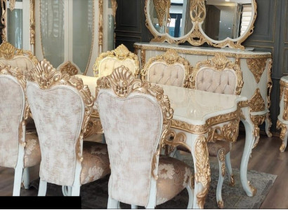 Klassischer Stuhl-Set mit reich verzierten vergoldeten Schnitzereien
