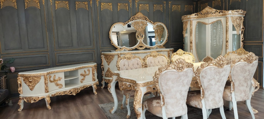 Prächtiges Esszimmermöbel-Komplettset mit reichlich dekorativen Elementen