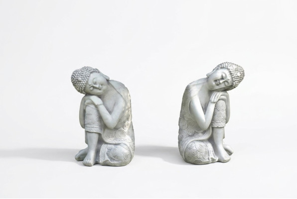 Dekorative Buddha Skulptur in Steinoptik. Große Figur Skulptur für Garten