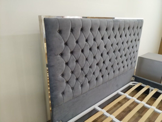 Großes stilvolles Chesterfield graues Doppelbett Textil Betten Luxus Design