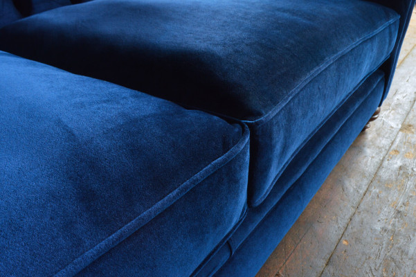 Design Sofa 4 Sitzer Couch Textil Polster Blau Klassische Sofas Chesterfield Neu