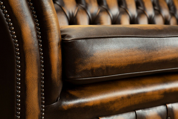 Edler Chesterfield Brauner Dreisitzer Luxus Polster Couchen Designer Sofas