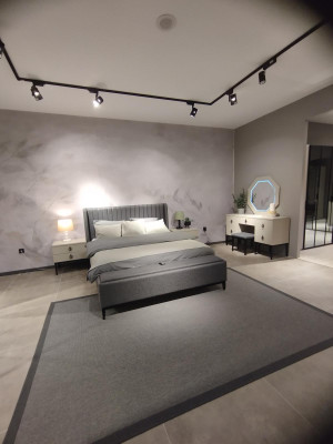 Designer Schlafzimmer Set Bett 2x Nachttische Kleiderschrank Neu und Luxuriös